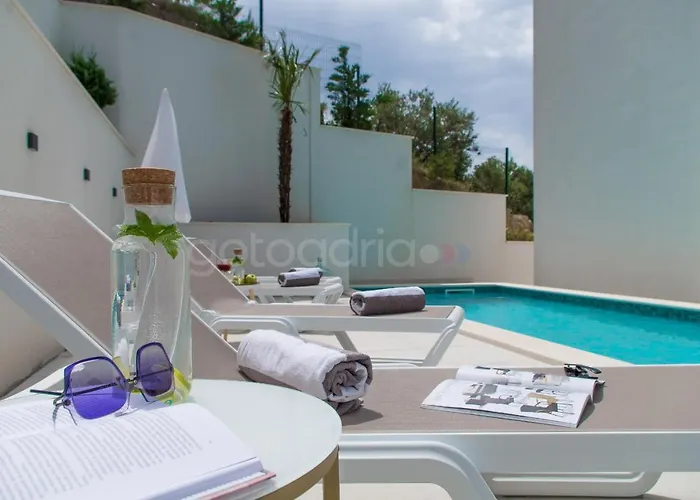 Smaragd - Perle - Luxury With Shared Pool ماكارسكا